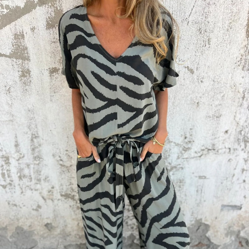 👗🦓 Zebramintás modern szett – Elöl megkötős felső, széles szárú nadrág, lélegző poliészter-viszkóz keverék! ✨💃