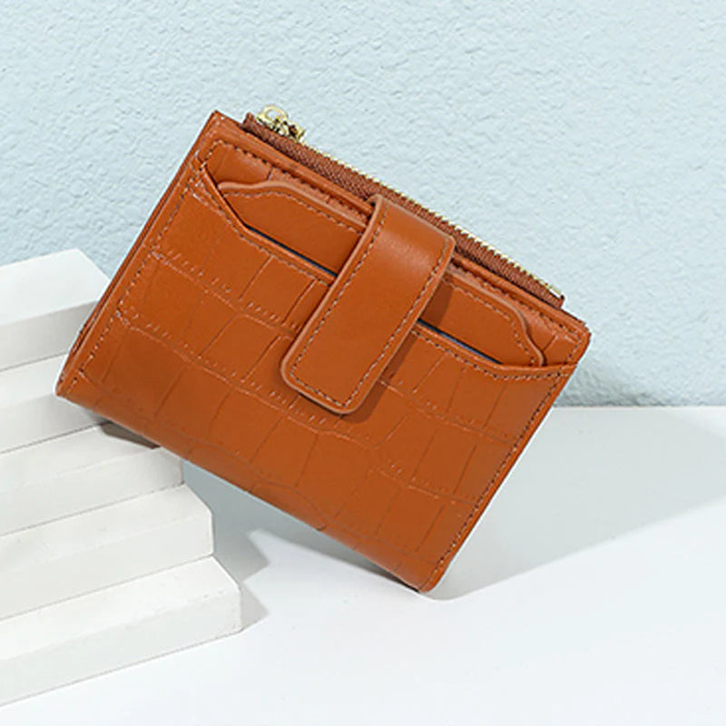 🔥1+1 ingyenes🥰Női Kompakt Egyszínű Pénztárca👛Könnyű elegáns pénztárca 100g 💸Kompakt női PU bőr pénztárca – Sok kártyahellyel, biztonságos cipzár és gombzár!