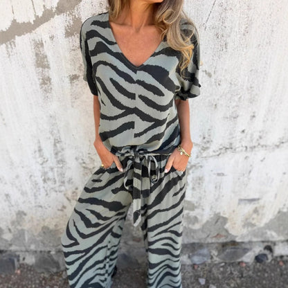 👗🦓 Zebramintás modern szett – Elöl megkötős felső, széles szárú nadrág, lélegző poliészter-viszkóz keverék! ✨💃