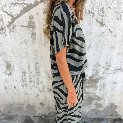 👗🦓 Zebramintás modern szett – Elöl megkötős felső, széles szárú nadrág, lélegző poliészter-viszkóz keverék! ✨💃