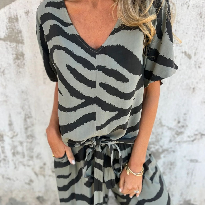 👗🦓 Zebramintás modern szett – Elöl megkötős felső, széles szárú nadrág, lélegző poliészter-viszkóz keverék! ✨💃
