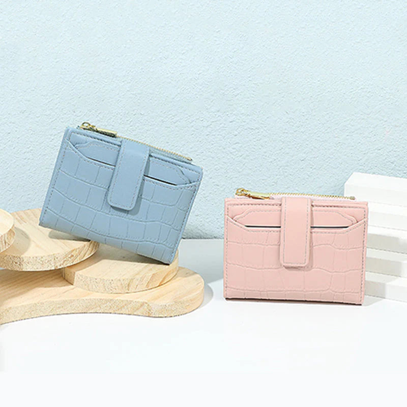 🔥1+1 ingyenes🥰Női Kompakt Egyszínű Pénztárca👛Könnyű elegáns pénztárca 100g 💸Kompakt női PU bőr pénztárca – Sok kártyahellyel, biztonságos cipzár és gombzár!