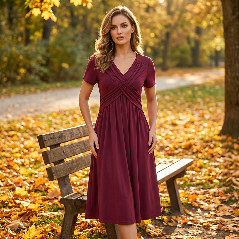 🎁⏰ Utolsó 50 darab! – Ingyen gyönyörű nyaklánc👗 Csodálatos V-kivágású, keresztöltéses ruha – Elegáns redős szoknya🌬️