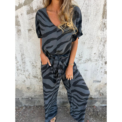 👗🦓 Zebramintás modern szett – Elöl megkötős felső, széles szárú nadrág, lélegző poliészter-viszkóz keverék! ✨💃