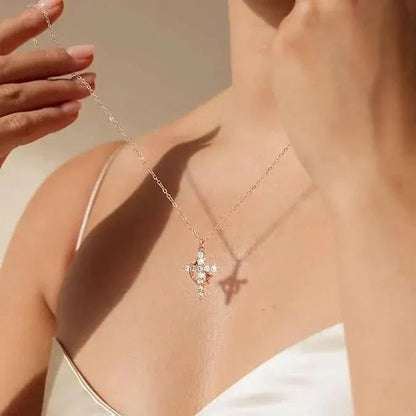 📩Ár 40%-kal csökkent✨Hit és elegancia! Korona + kereszt nyaklánc – 14 karátos arany/ezüst!