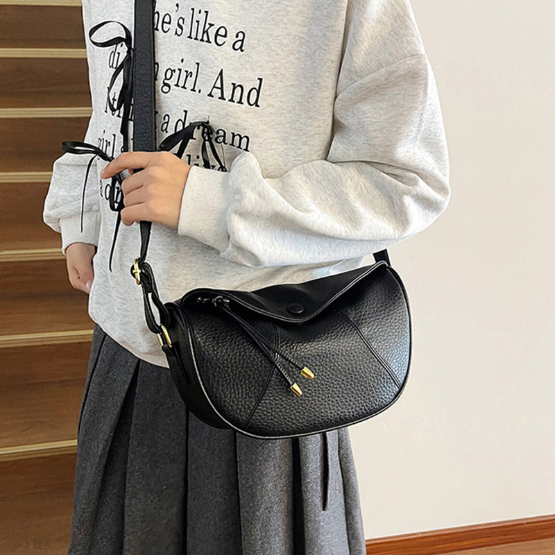 🎉30% árcsökkentés✨ Minimalista félhold alakú táska🥟 Divatos gombóc formájú női táska – Elegáns PU bőr válltáska!