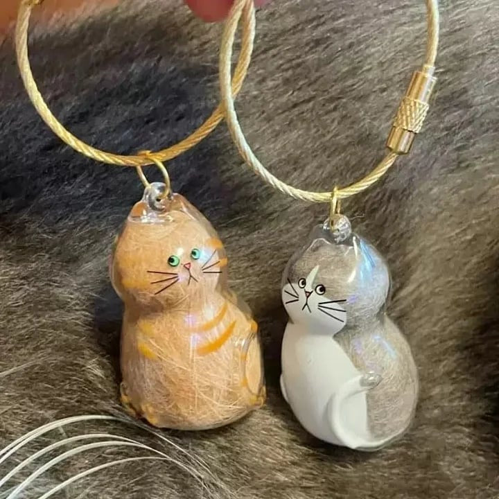 🐱💕 Macska alakú emlék kulcstartó – Átlátszó szőrtároló kapszulával, hordozható, 6 stílusban! 🌈✨