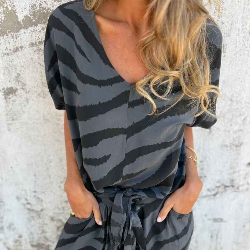 👗🦓 Zebramintás modern szett – Elöl megkötős felső, széles szárú nadrág, lélegző poliészter-viszkóz keverék! ✨💃