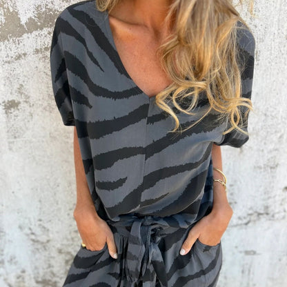 👗🦓 Zebramintás modern szett – Elöl megkötős felső, széles szárú nadrág, lélegző poliészter-viszkóz keverék! ✨💃
