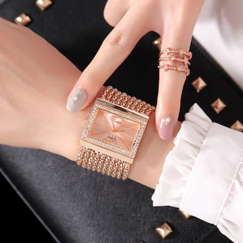 🔥45% árcsökkentés 💎 Csillogó kristályok + pomponos karkötő✨ Női négyzet alakú strasszos óra – Elegancia és glamour minden alkalomra!